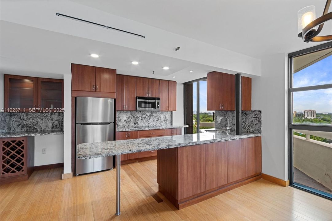 Под контрактом: $3,400 (2 спален, 2 ванн, 1145 Квадратных фут)