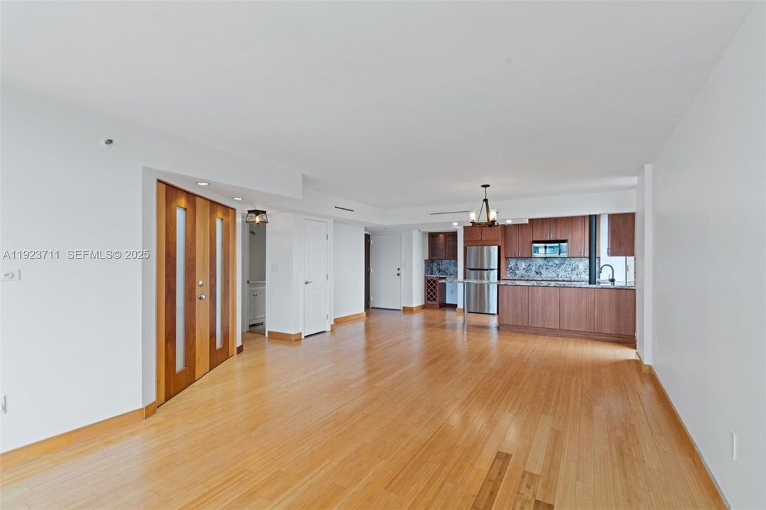 Под контрактом: $3,400 (2 спален, 2 ванн, 1145 Квадратных фут)