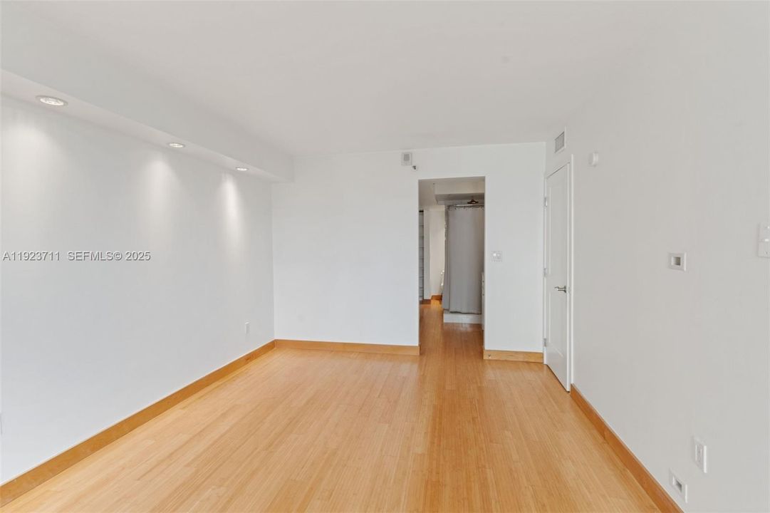 Под контрактом: $3,400 (2 спален, 2 ванн, 1145 Квадратных фут)