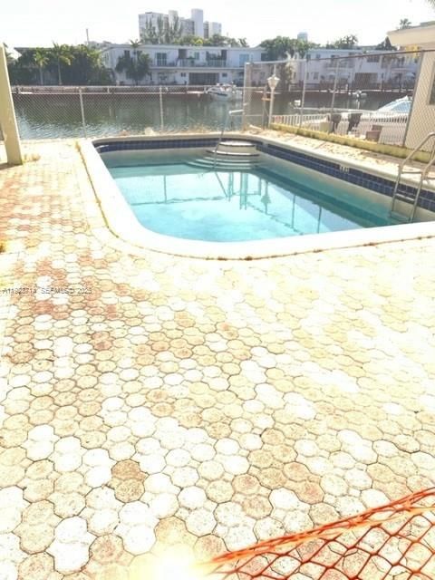 For Rent: $1,895 (1 beds, 1 baths, 841 Square Feet)