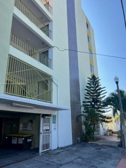 For Rent: $1,895 (1 beds, 1 baths, 841 Square Feet)