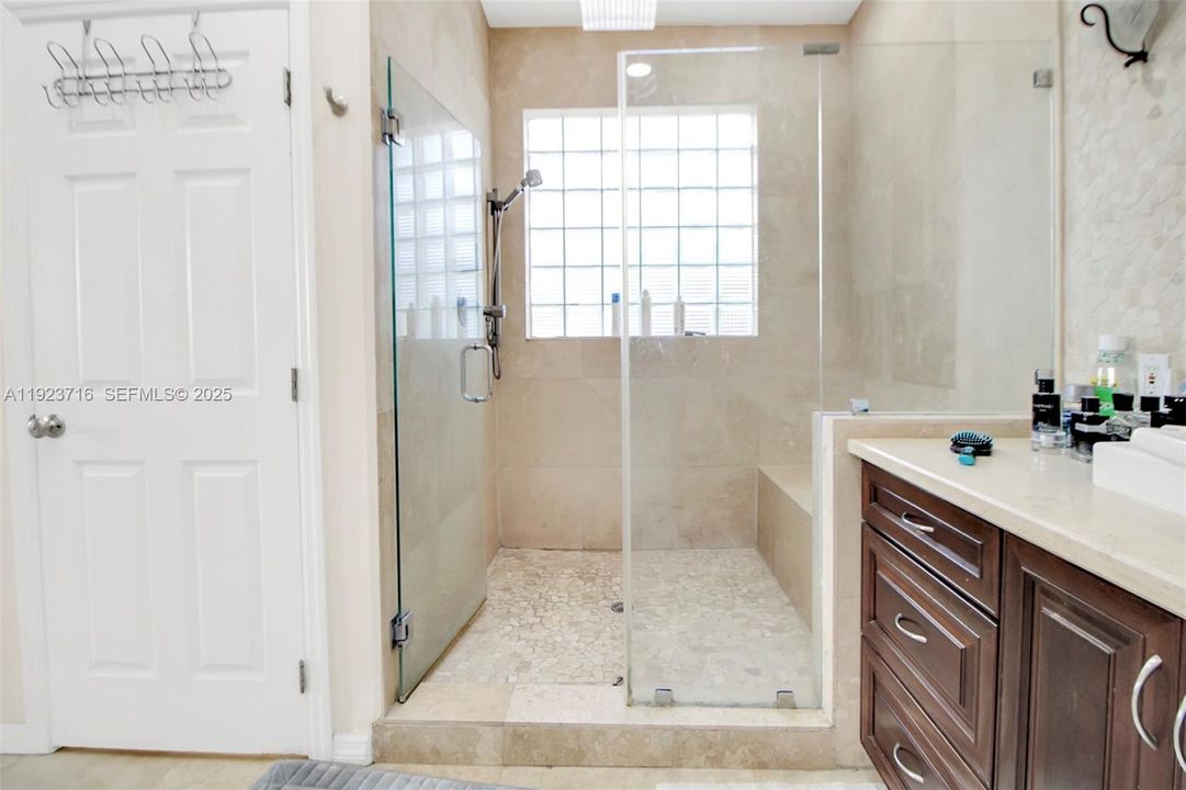 出租: $4,650 (4 贝兹, 2 浴室, 0 平方英尺)