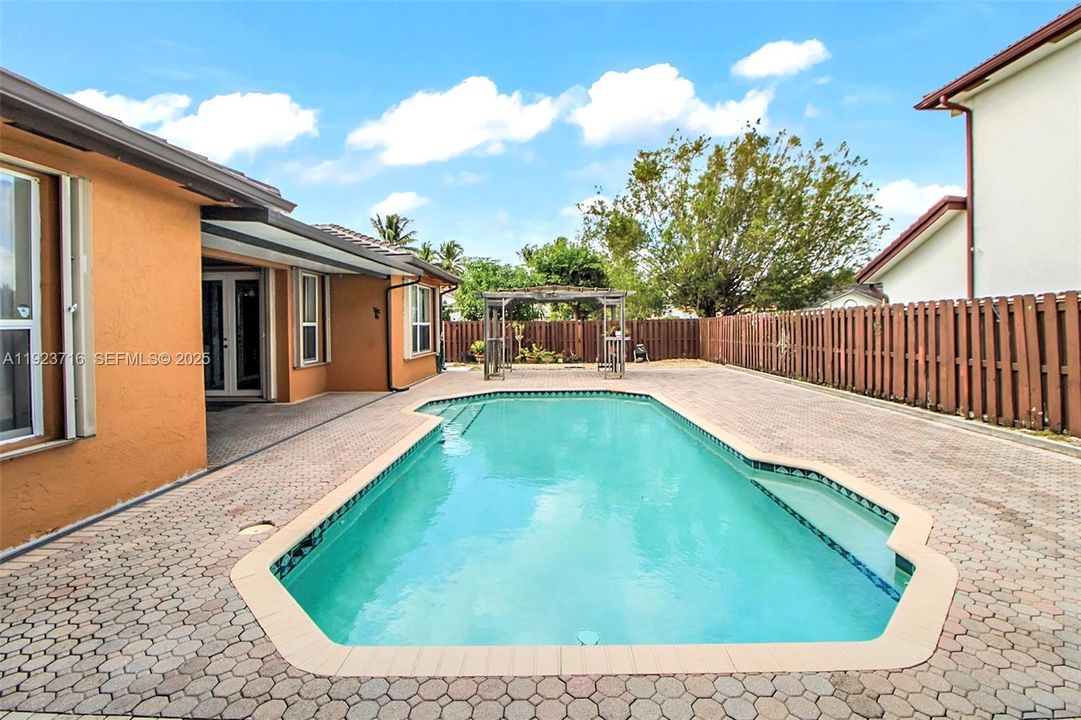 出租: $4,650 (4 贝兹, 2 浴室, 0 平方英尺)