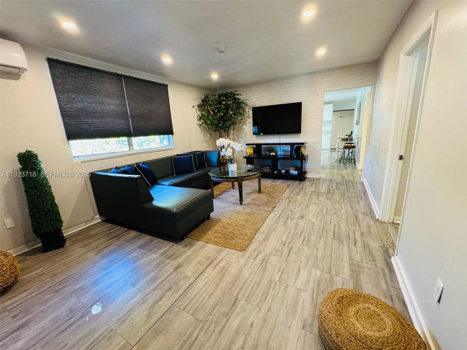 For Rent: $2,550 (3 beds, 1 baths, 2887 Square Feet)