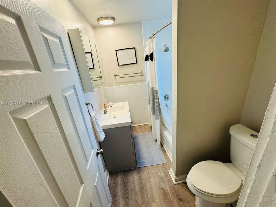 For Rent: $2,550 (3 beds, 1 baths, 2887 Square Feet)