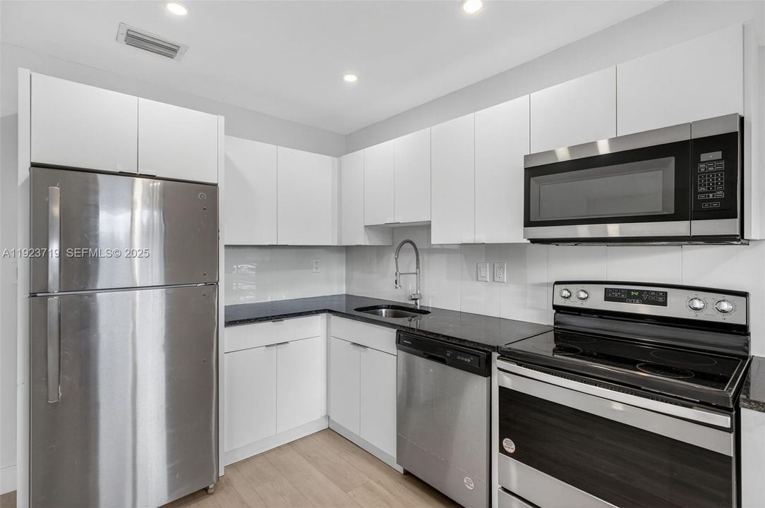 出租: $2,200 (2 贝兹, 1 浴室, 900 平方英尺)