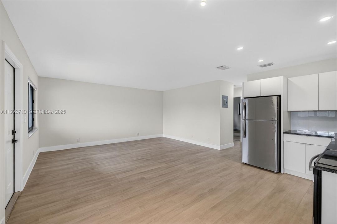 出租: $2,200 (2 贝兹, 1 浴室, 900 平方英尺)