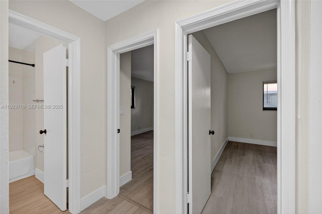 出租: $2,200 (2 贝兹, 1 浴室, 900 平方英尺)