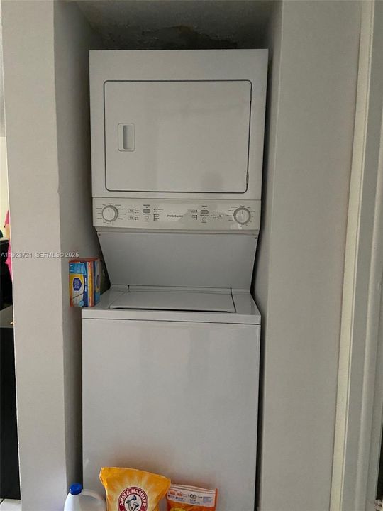 For Rent: $1,800 (1 beds, 1 baths, 796 Square Feet)