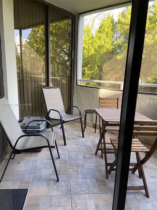 For Rent: $1,800 (1 beds, 1 baths, 796 Square Feet)