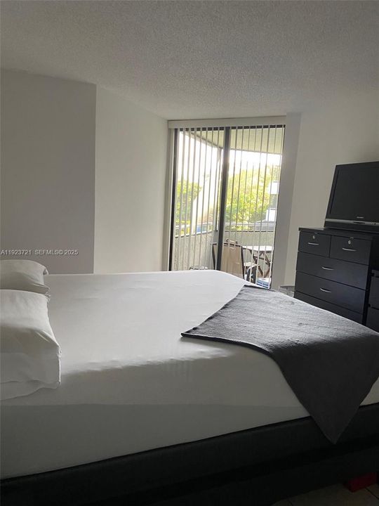 For Rent: $1,800 (1 beds, 1 baths, 796 Square Feet)