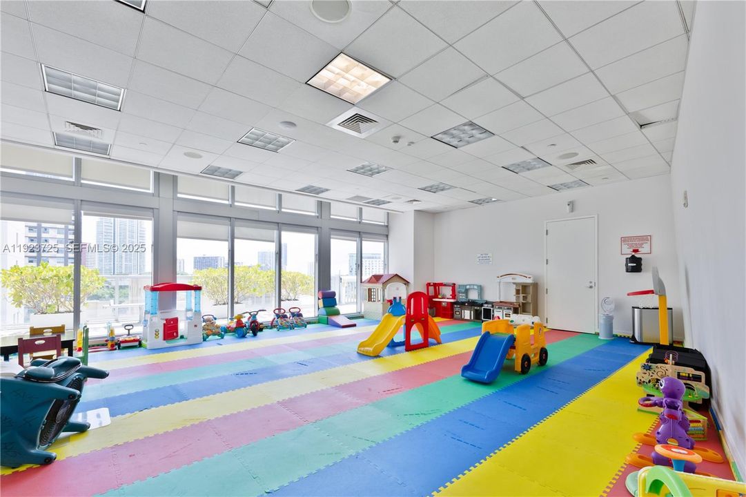 待售: $670,000 (2 贝兹, 2 浴室, 1107 平方英尺)