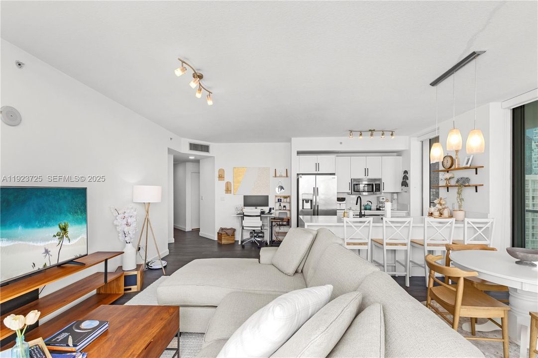 待售: $670,000 (2 贝兹, 2 浴室, 1107 平方英尺)