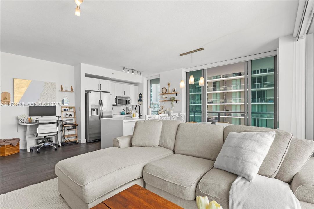 待售: $670,000 (2 贝兹, 2 浴室, 1107 平方英尺)