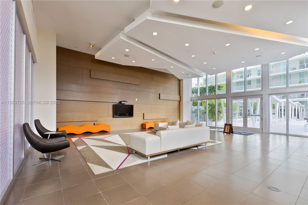 待售: $670,000 (2 贝兹, 2 浴室, 1107 平方英尺)