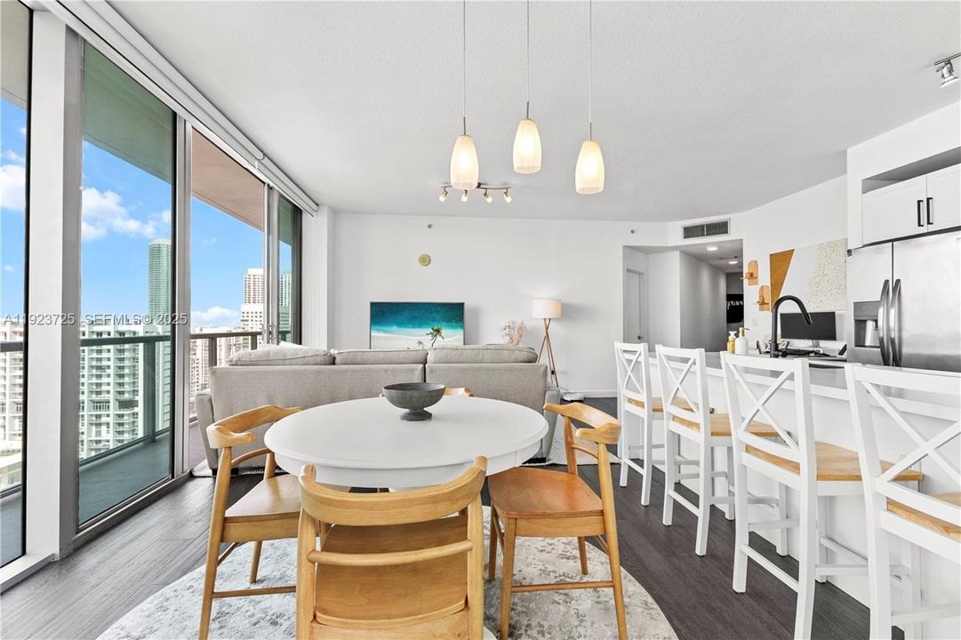 待售: $670,000 (2 贝兹, 2 浴室, 1107 平方英尺)