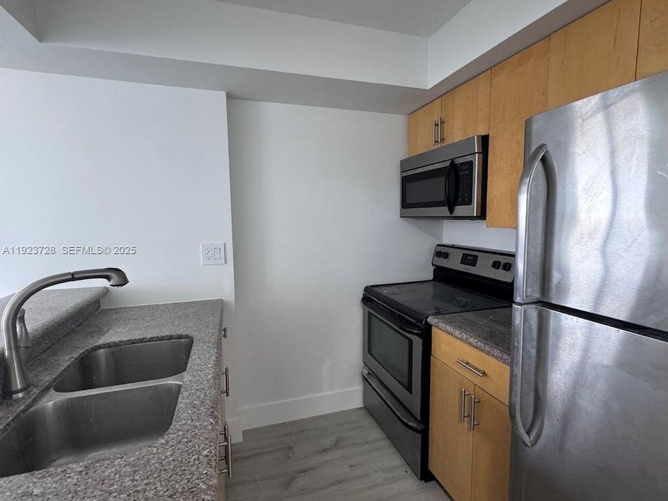 For Sale: $340,000 (2 beds, 2 baths, 914 Square Feet)