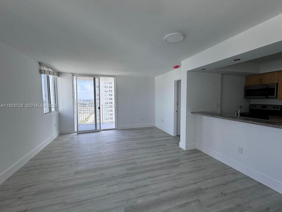 For Sale: $340,000 (2 beds, 2 baths, 914 Square Feet)