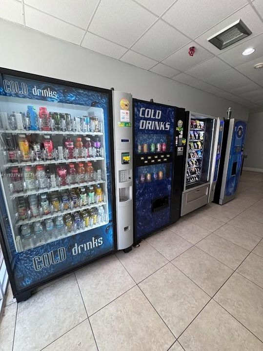 For Sale: $340,000 (2 beds, 2 baths, 914 Square Feet)