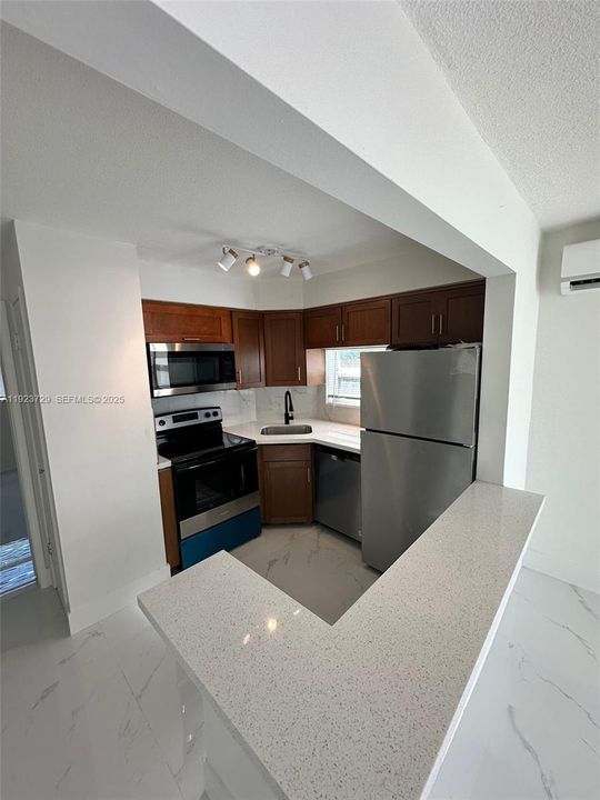 For Rent: $1,750 (1 beds, 1 baths, 650 Square Feet)