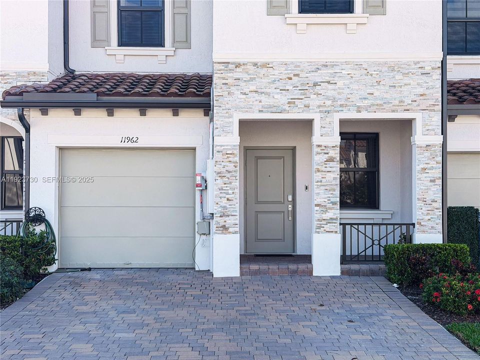 For Rent: $3,100 (4 beds, 2 baths, 1820 Square Feet)