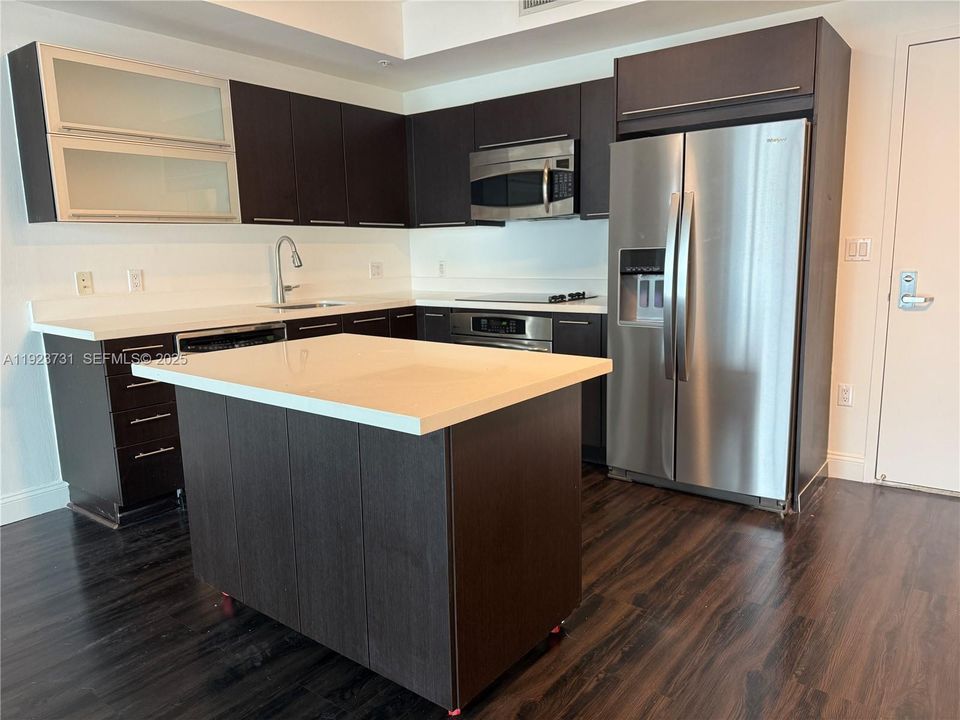 Active With Contract: $3,600 (2 beds, 2 baths, 1129 Square Feet)