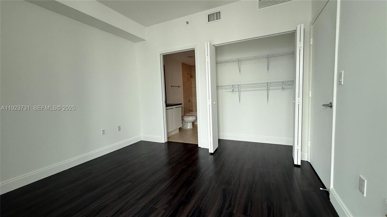 Active With Contract: $3,600 (2 beds, 2 baths, 1129 Square Feet)