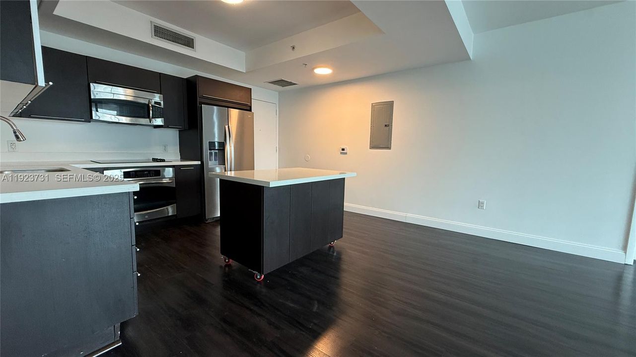 Active With Contract: $3,600 (2 beds, 2 baths, 1129 Square Feet)