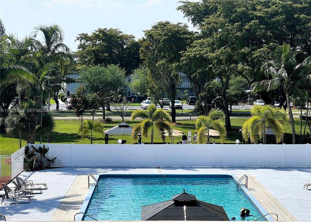 For Sale: $195,000 (2 beds, 2 baths, 992 Square Feet)