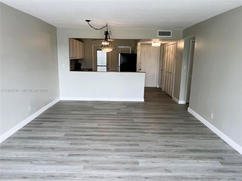 For Sale: $195,000 (2 beds, 2 baths, 992 Square Feet)