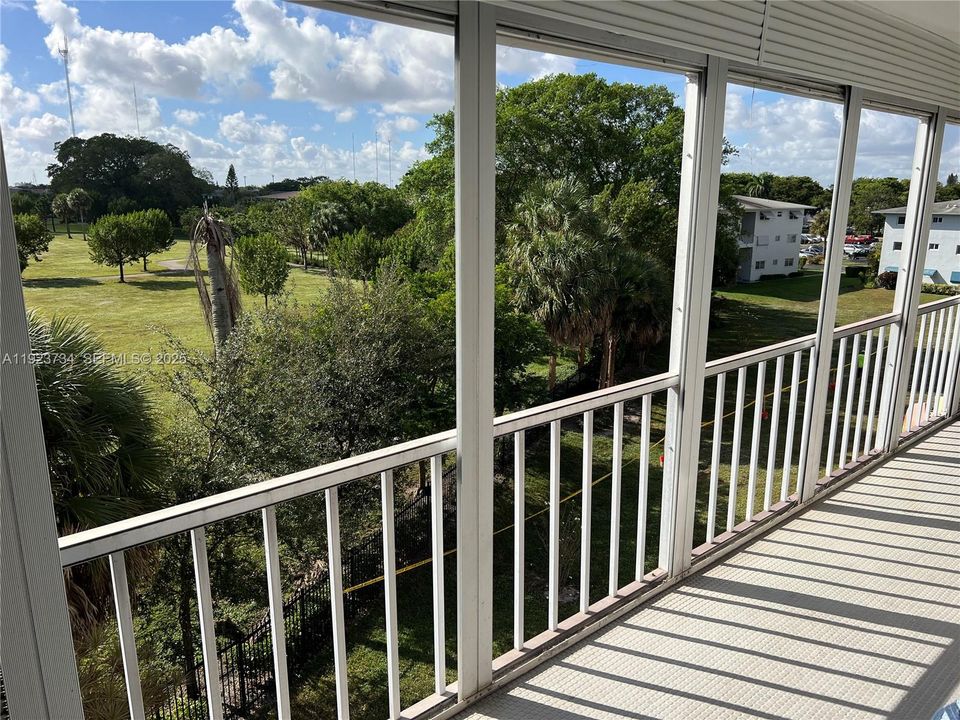 For Sale: $195,000 (2 beds, 2 baths, 992 Square Feet)