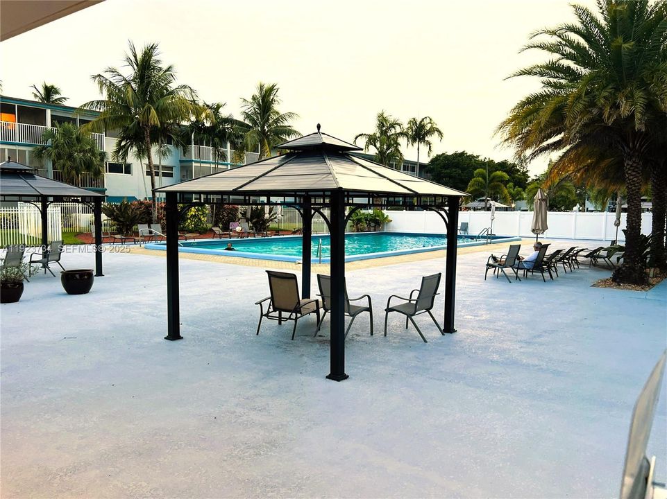 For Sale: $195,000 (2 beds, 2 baths, 992 Square Feet)