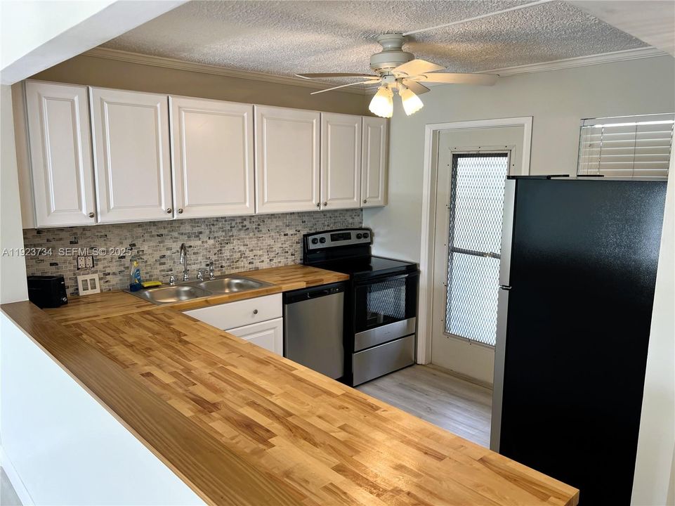 For Sale: $195,000 (2 beds, 2 baths, 992 Square Feet)