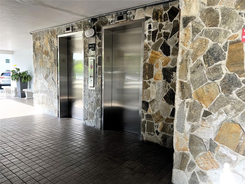 For Sale: $195,000 (2 beds, 2 baths, 992 Square Feet)