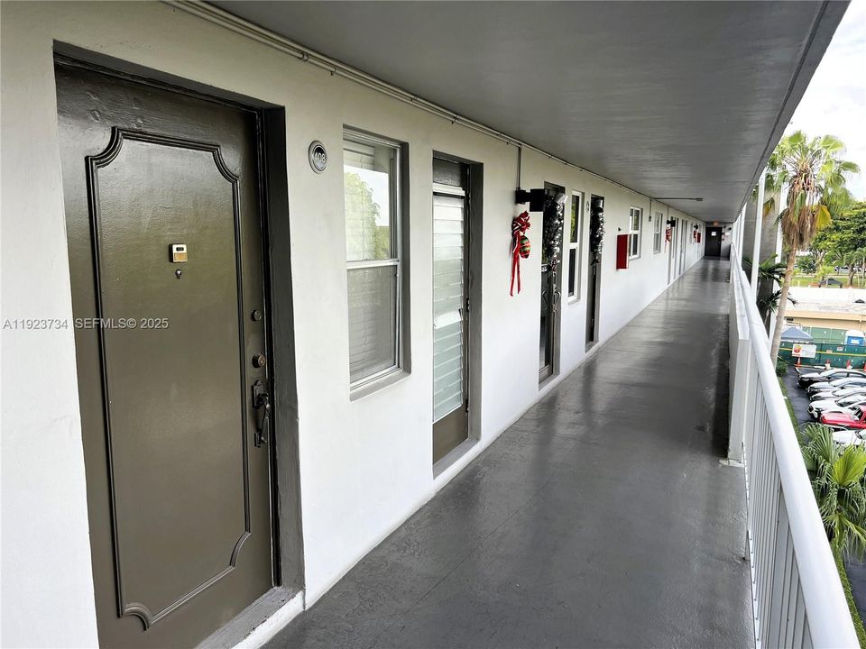 For Sale: $195,000 (2 beds, 2 baths, 992 Square Feet)