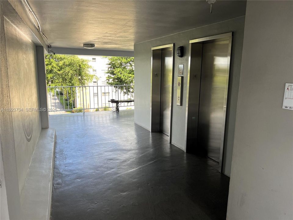 For Sale: $195,000 (2 beds, 2 baths, 992 Square Feet)