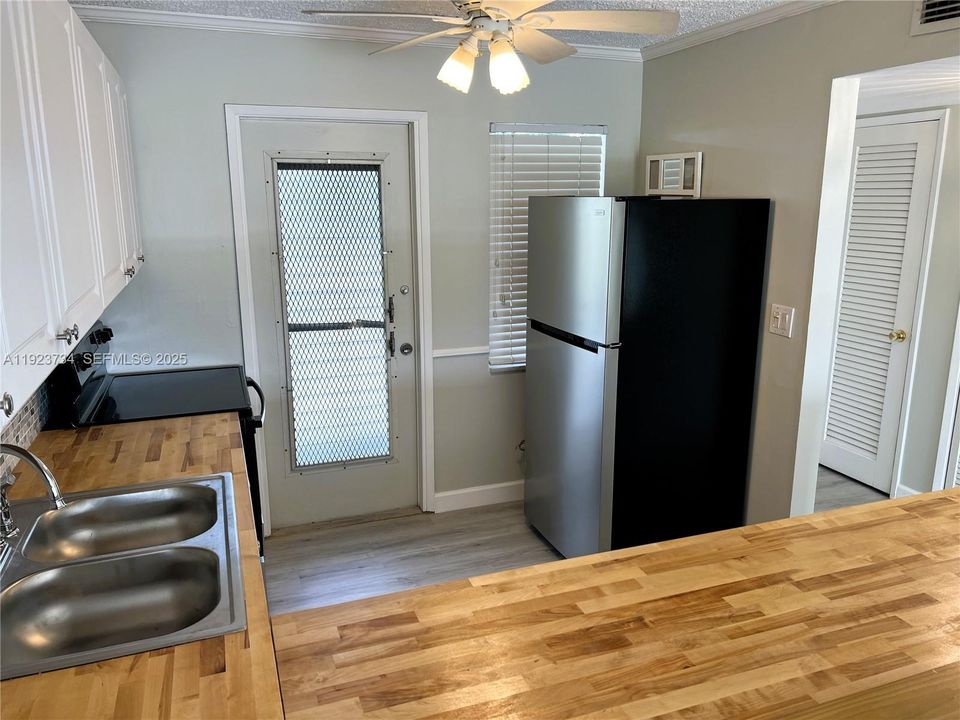 For Sale: $195,000 (2 beds, 2 baths, 992 Square Feet)