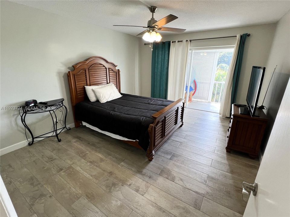 For Sale: $195,000 (2 beds, 2 baths, 992 Square Feet)