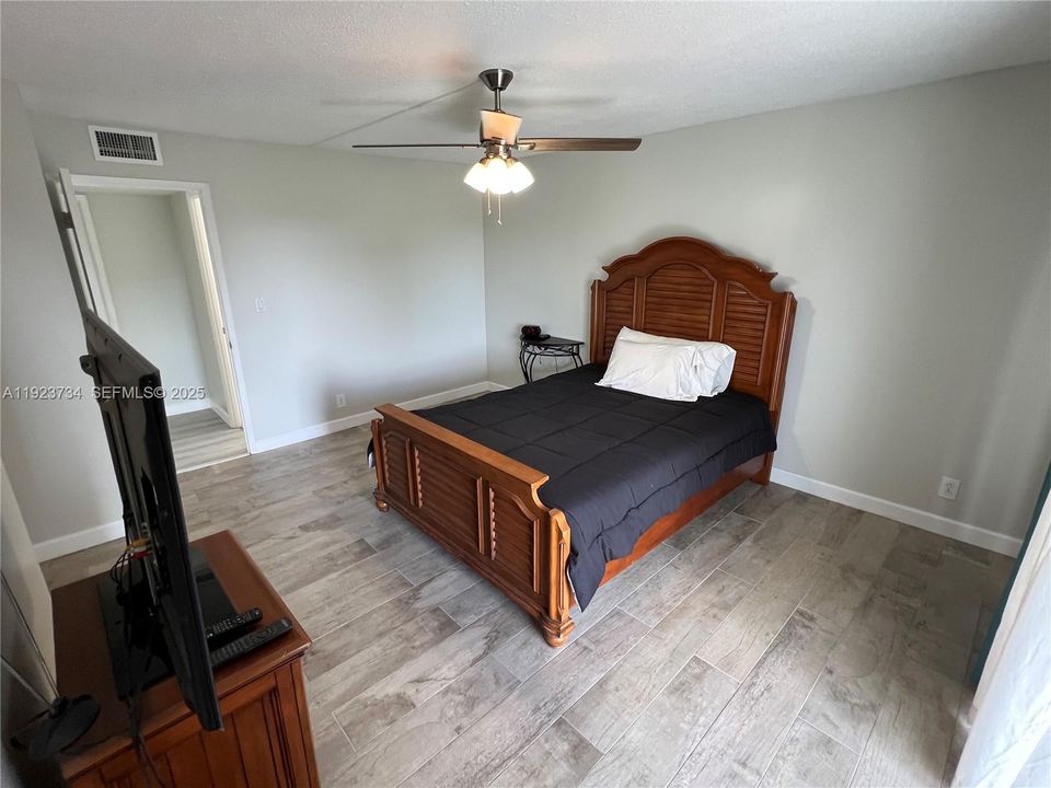 For Sale: $195,000 (2 beds, 2 baths, 992 Square Feet)