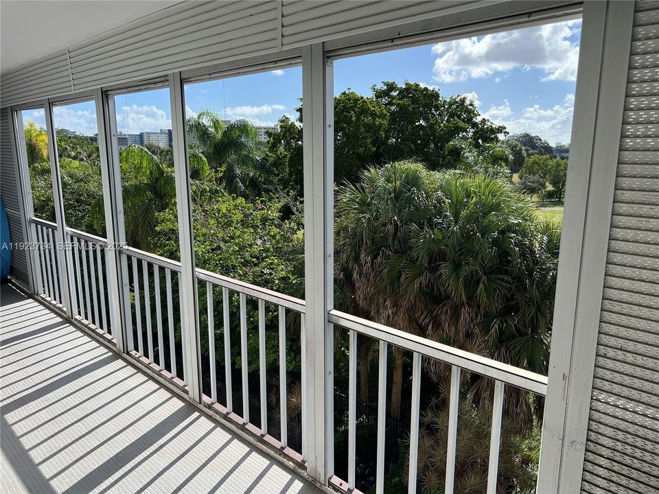 For Sale: $195,000 (2 beds, 2 baths, 992 Square Feet)