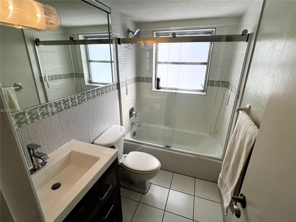 For Sale: $195,000 (2 beds, 2 baths, 992 Square Feet)