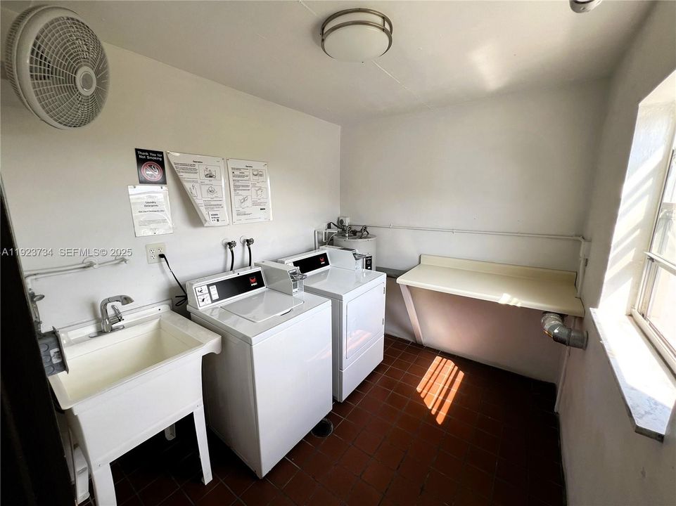 For Sale: $195,000 (2 beds, 2 baths, 992 Square Feet)