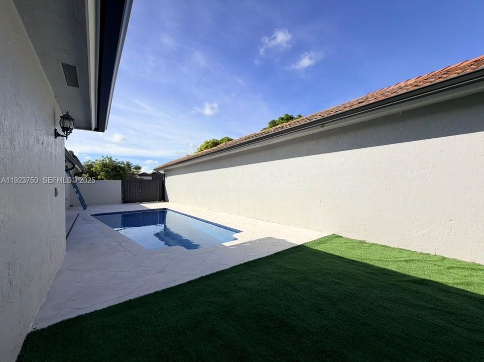 For Rent: $4,500 (4 beds, 3 baths, 1910 Square Feet)