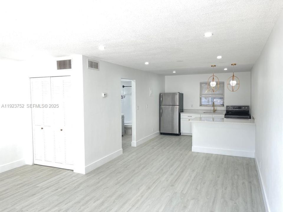 В аренду: $1,550 (0 спален, 1 ванн, 600 Квадратных фут)