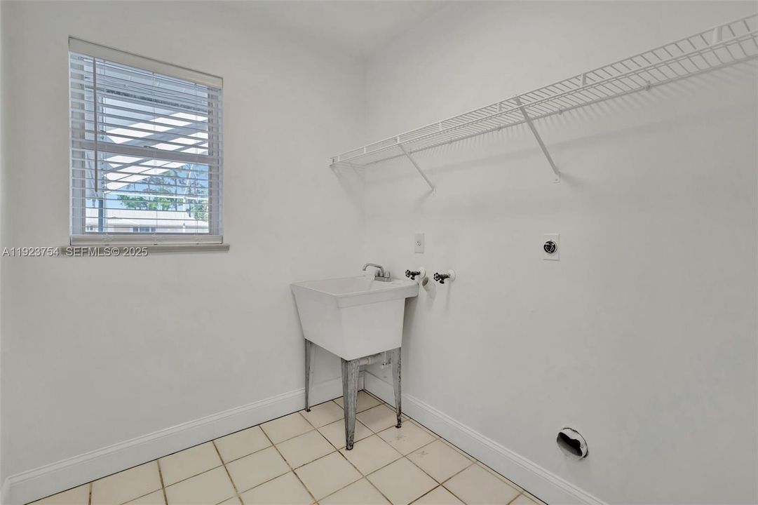 For Rent: $2,900 (3 beds, 2 baths, 2412 Square Feet)