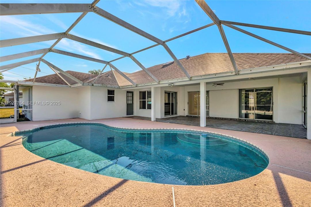 For Rent: $2,900 (3 beds, 2 baths, 2412 Square Feet)