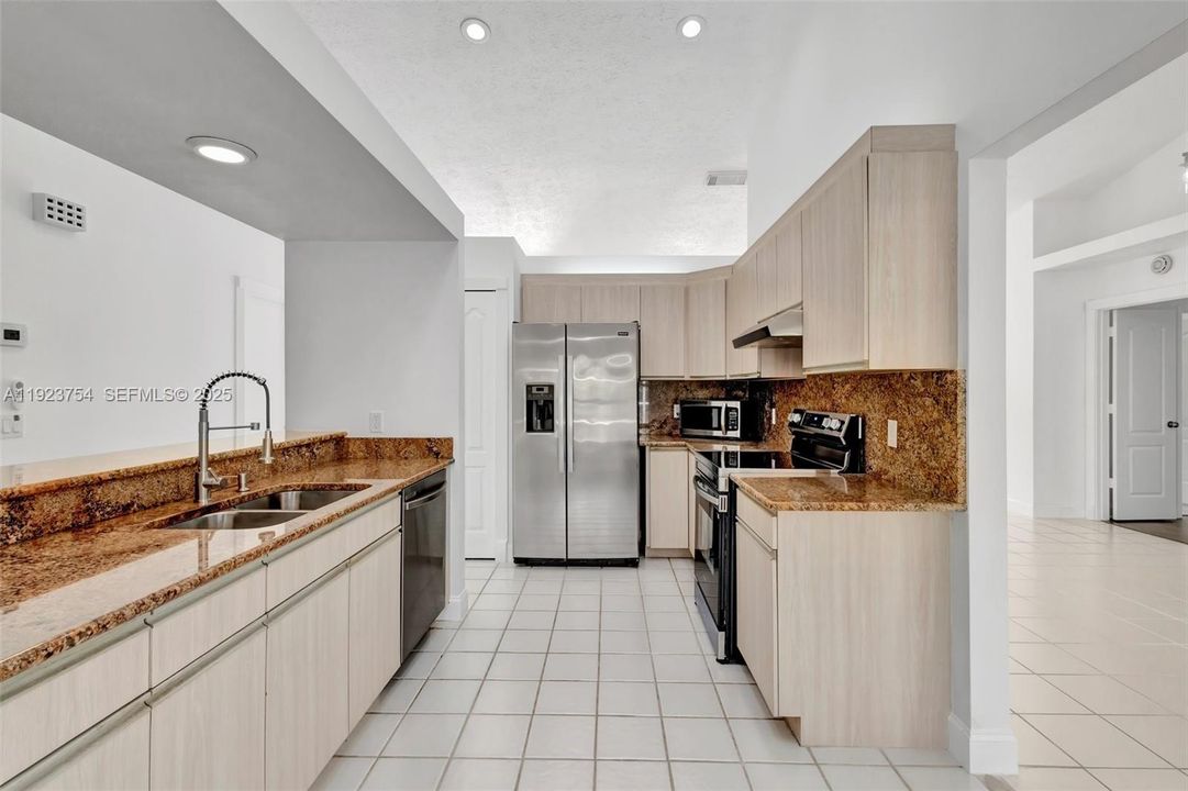 For Rent: $2,900 (3 beds, 2 baths, 2412 Square Feet)