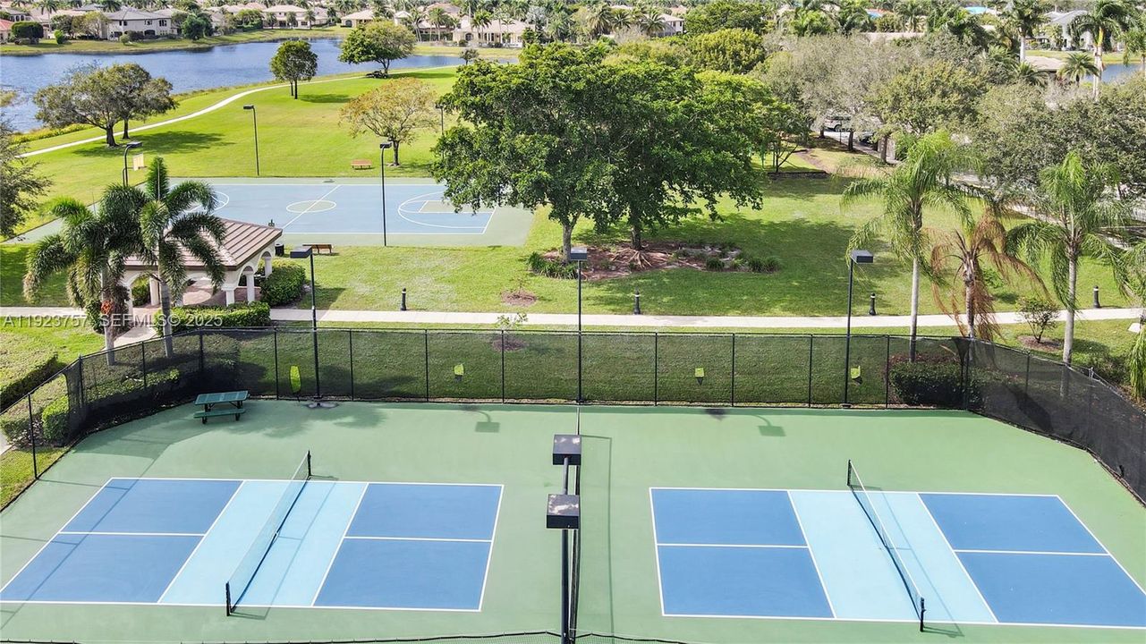 : $1,249,000 (5 спален, 4 ванн, 3668 Квадратных фут)