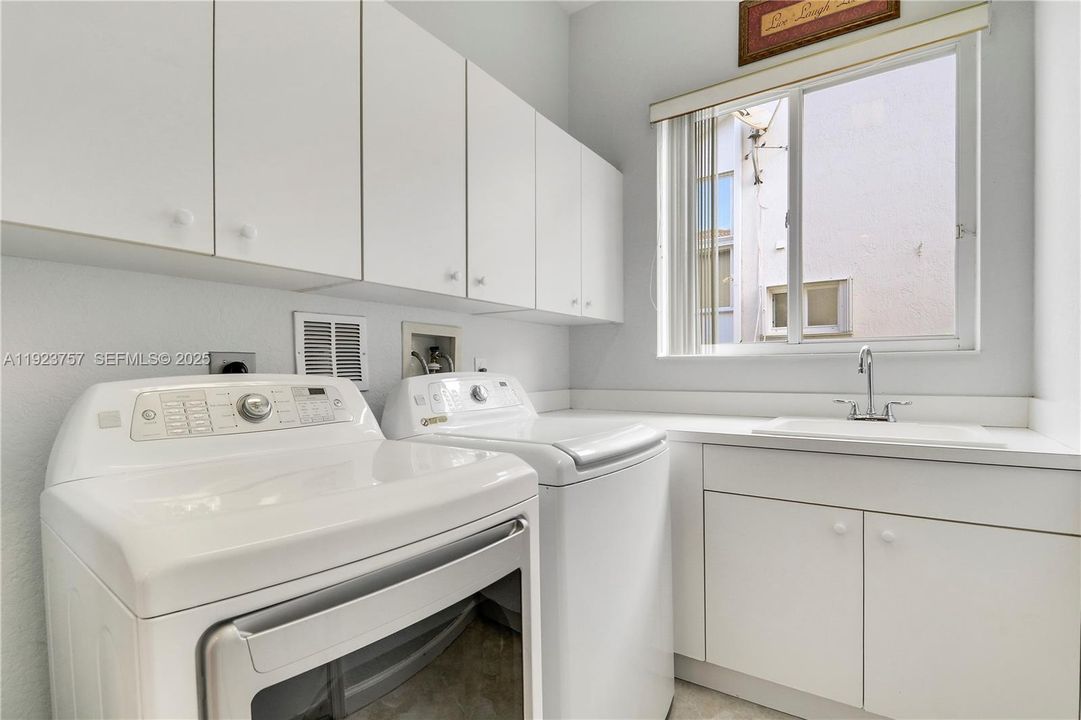 : $1,249,000 (5 спален, 4 ванн, 3668 Квадратных фут)