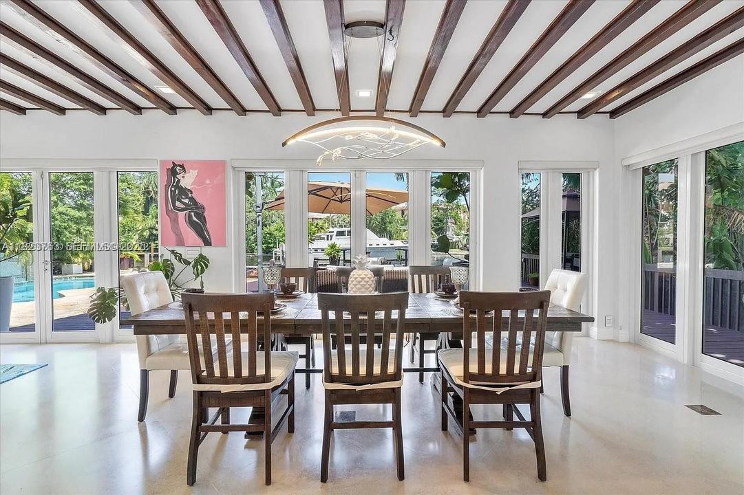 出租: $18,000 (4 贝兹, 4 浴室, 3494 平方英尺)